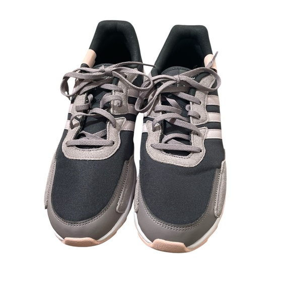 C36- Women’s Adidas Tennis Shoes Size 11 - Picture 2 of 4